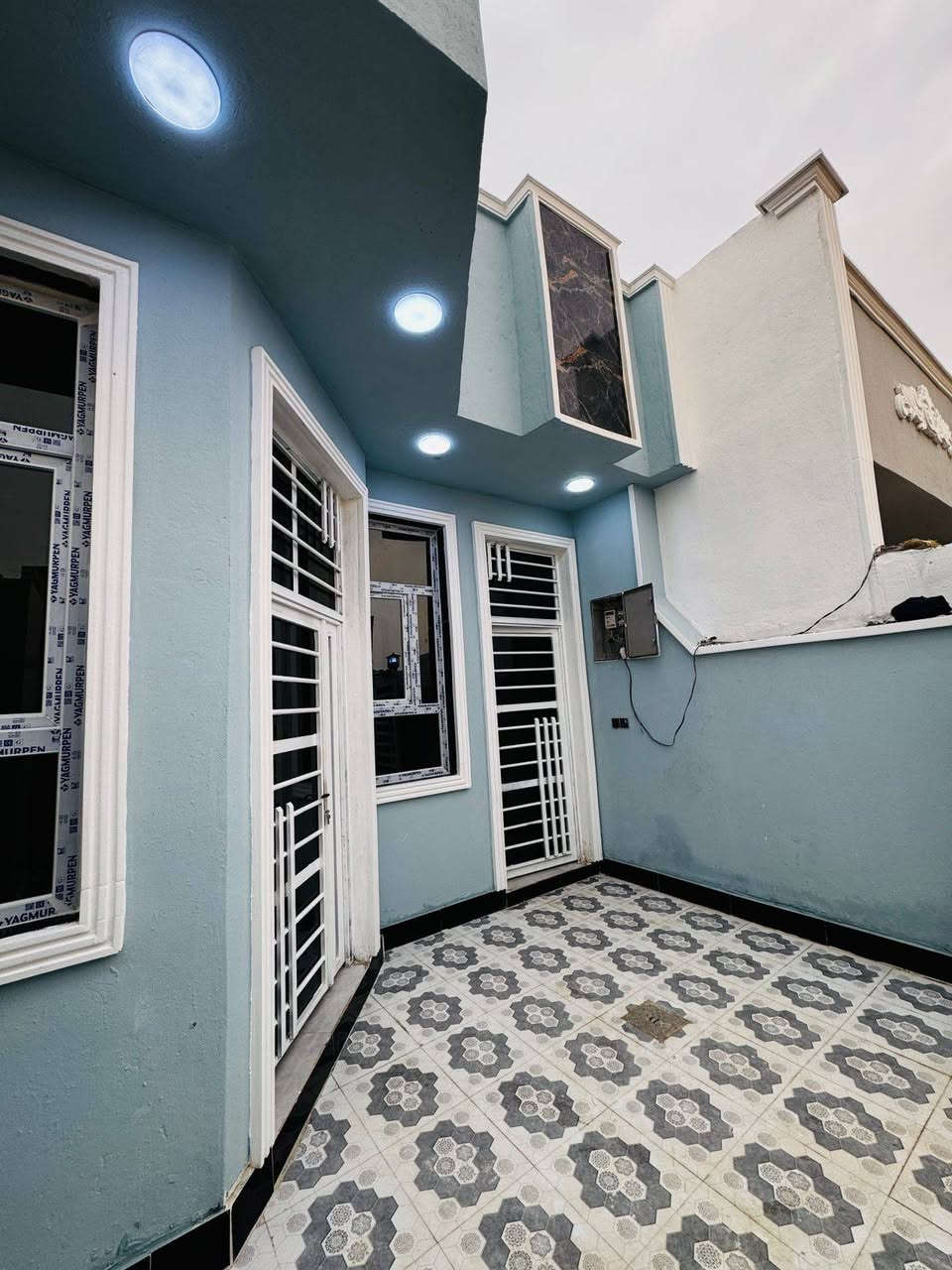 تحيه طيبه بيت مساحه 130متر للبيع حديث غير مسكون طابوك كله.يحتوي علا غرفتين نوم وصاله واستقبال ومطبخ وصحيات داخليه وخارجيه وكراج مرقم من البلديه. لسعر48 عنوان حي الحكيم نزلت الوائليه يبعد عن الشارع الصب 40متر للستفسار ***********
