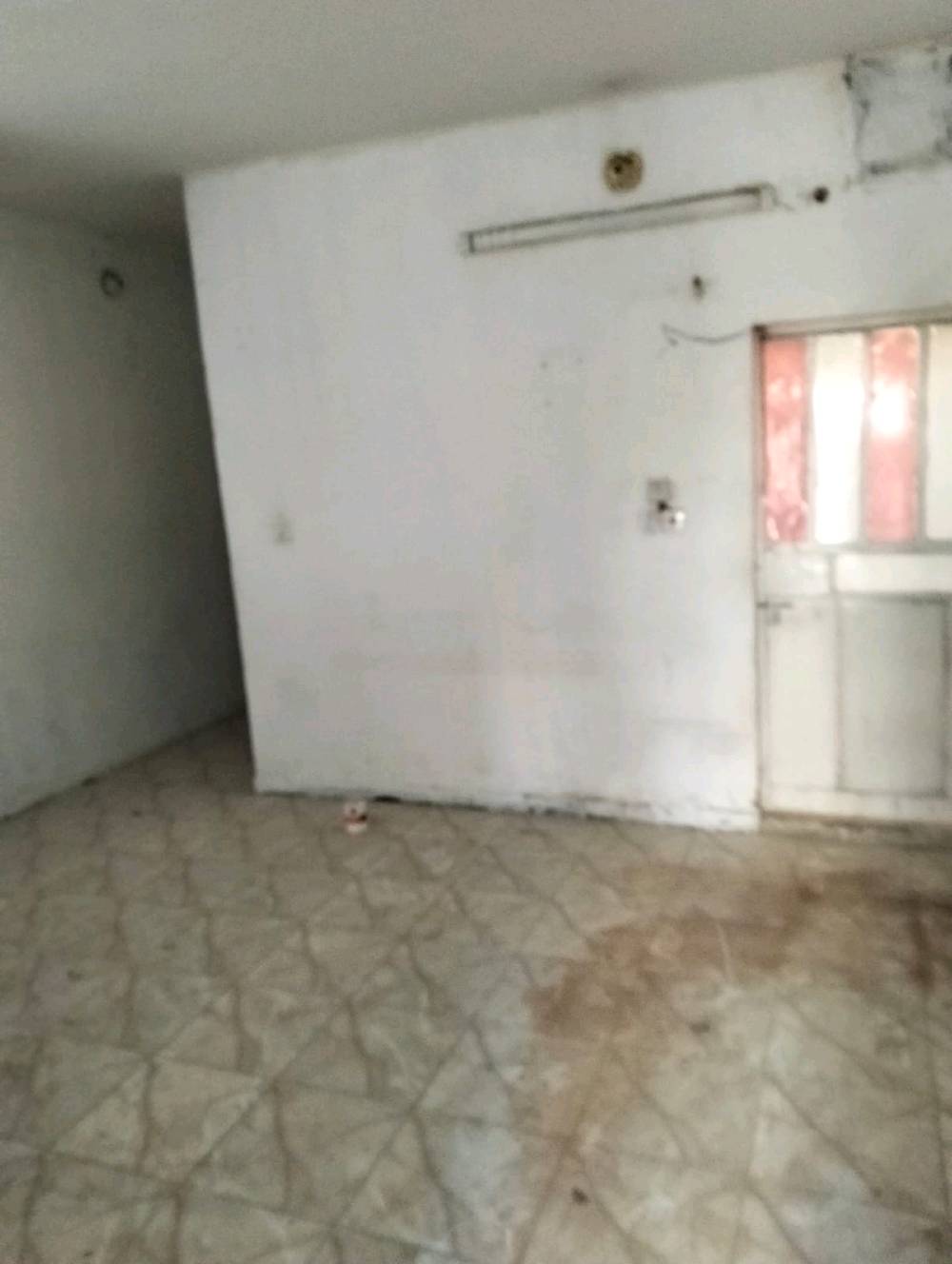 بيت مساحته ١٠٠م ملك طابو صرف في الزعفراني دور الشرطة قرب صيدلية زينة علي شارع الكهرباء مدخلين يحتوي كراج مع ترك امامي إضافة للكراج يحتوي استقبال وغرفة نوم وحولي وخدمات طابق واحد