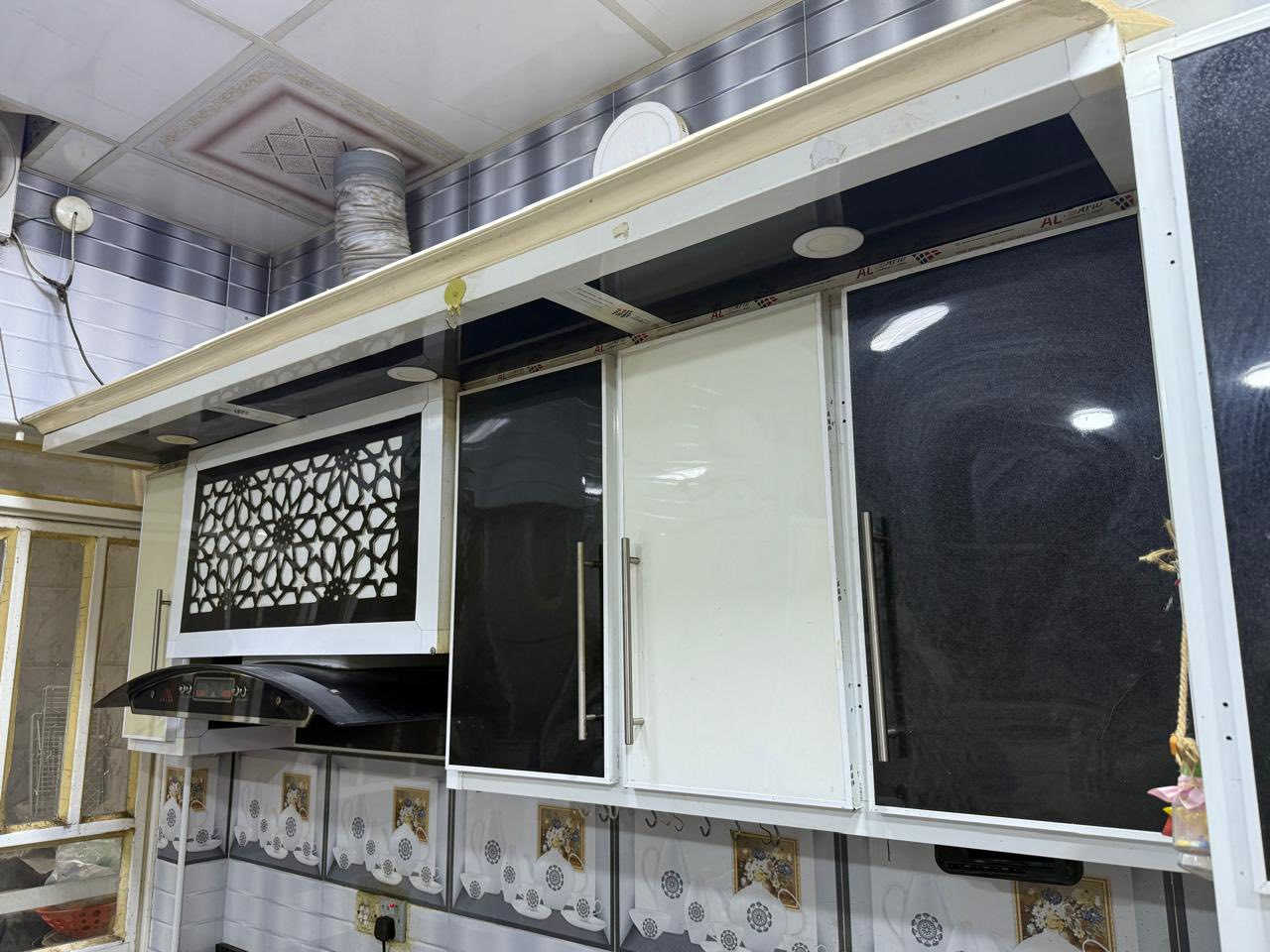 السلام عليكم 
كاونتر كامل مع سنك بدون طباخ
مكان بغداد حي الحسين 
الرقم ***********
