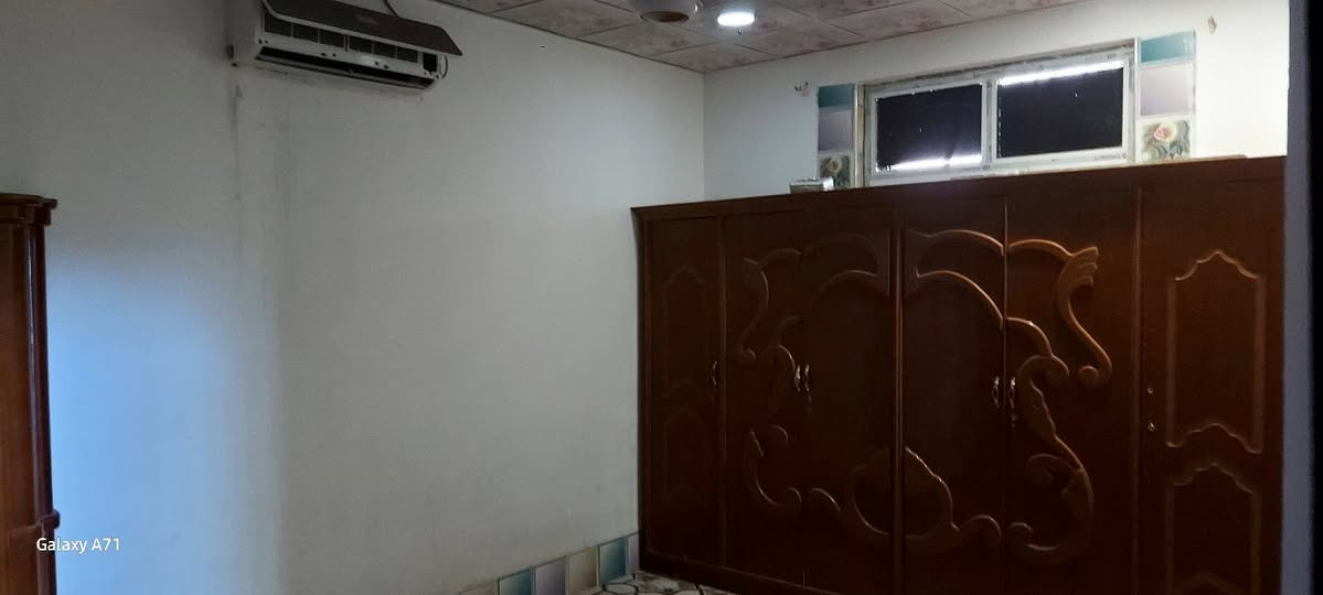 بيت زراعي بيع مستعجل قرب الغتسل العميه قريب جدا على الشارع العام مساحه ٢٥٠ متر رقم صاحب الدار ***********
