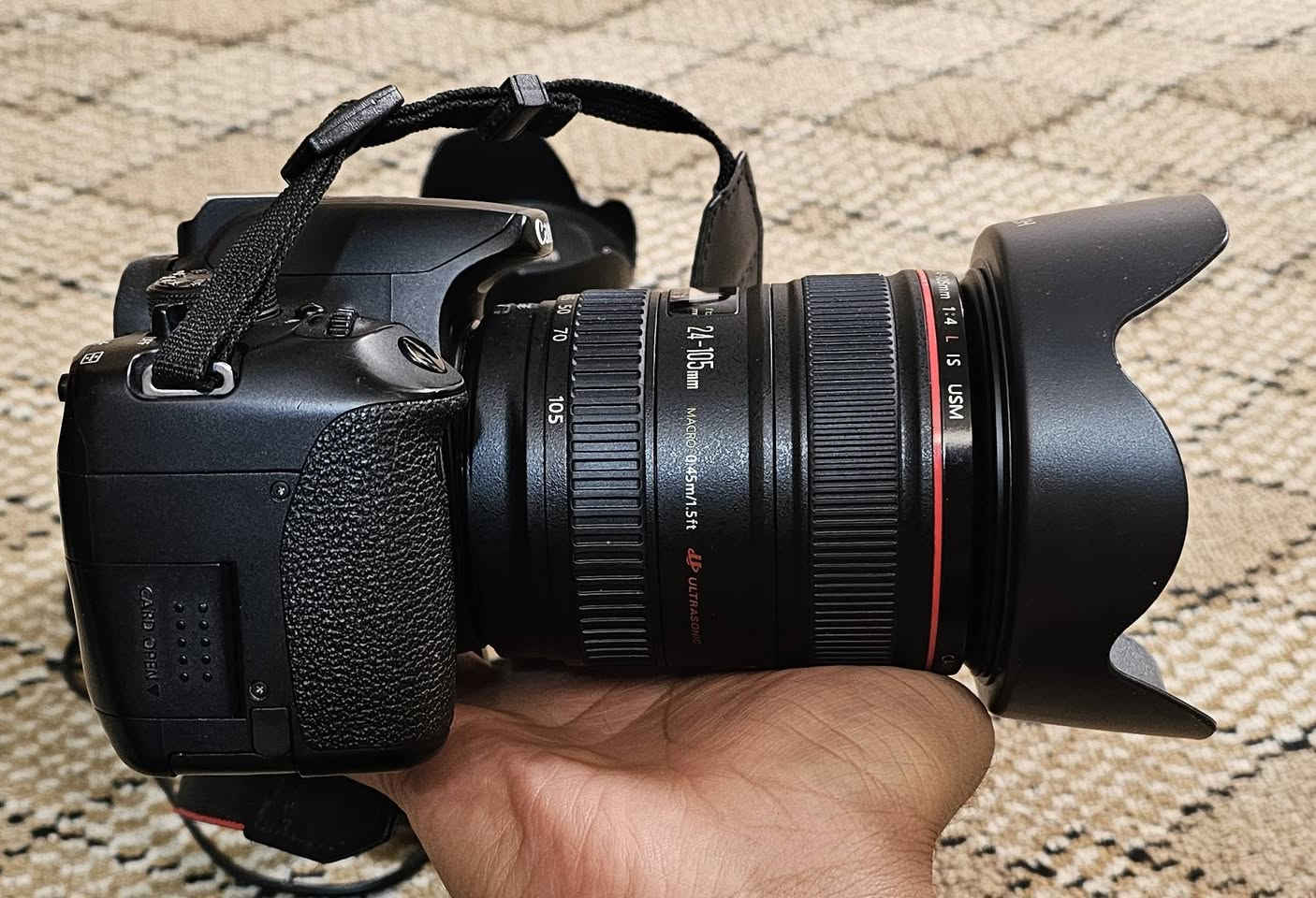 السلام عليكم كامرا كانون 700D 
عدسه 24 105 رنك احمر دبل استبلايزر غني عن التعريف 
عدسه 18 55 
سعر الكامرا وكل الغراض ٧٥٠ الف 
الكامرا كلش نضيفه مثل ماموضح بالصوره واكثر 
اليريد قطعه ١ موجود للتواصل او خاص او الاتصال 
***********
