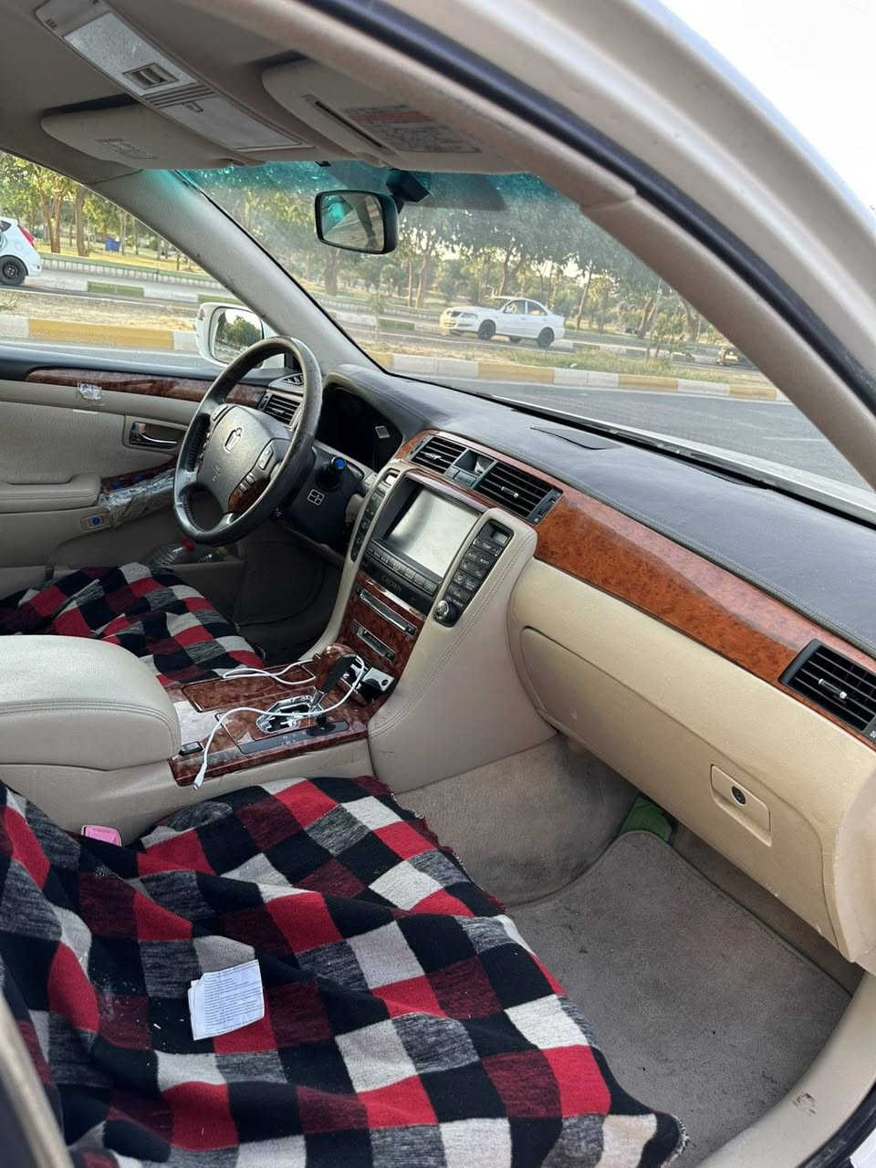 شاهینە بڕاوە  ٢٠٠٥
ناو زەرد 
١٨٢
تەنها دوو پەڵە لە سەقفی بویاخە
کەڤەروو شانسی بە شەرت هەموشتی
کامل مەسروف
تازە رونی گوراوە
سعر ٤٢ قفل
شوین کەلار
***********
