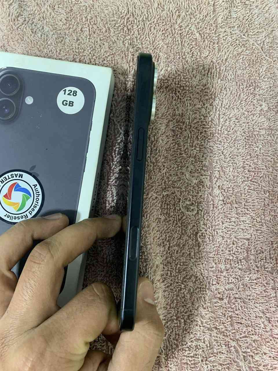 السلام عليكم
النوع : ايفون١٦ بلاص 
الذاكره: ١٢٨
البطاريه: ٩٥ 
كُلشي ممبدل بي شرق أوسط 
مابي لاشخط ولاضربه 
كامل ملحقات اصليه، التواصل
واتساب ***********
