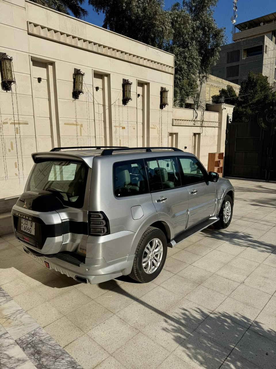 سلام عليكم ورحمة الله وبركاته سياره للبيع او مراوس انطي فرق او اخذ فرق  تفاصيل كامله
1- النوع . باجيرو حبتور

2-الموديل.  2019

 3- حجم المحرك. 3800

 4- حالة المحرك والكير-مكفول من الفتح والتبديل

 5- المسافه المقطوعه :130الف كيلو متر

____________________________

فول مواصفات 

 1- فتحه سقف(سلايد)

 2- كشنات جلد

 3- كشن سايق والصدر كهرباء

 4- كامره خلفيه

 5- حساسات امامي خلفي

 6- سستم صوت دمام بالصندوك

السياره مكفوله من الصبغ والتبديل فقط بارد بسيط بالجاملغ الامامي واصبعين بالجاملغ الخلفي باقي السياره محدثه من اجود التحديث في السوق صبغ بيه بنيد + جاملغ امامي + خلفي . جاهزه مابيه اي نقص 

ملاحضة : استبدال القم من قبلي برقم عادي غير مميز 

مكاني بغداد السعر 200

الرقم : ***********
