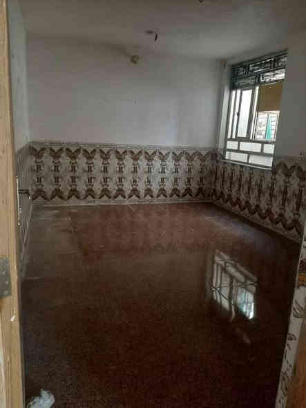 السلام عليكم يوجد شقه للايجارقرب حسر الثوره جهت شارع بغداد تحتوي على غرفه نوم وهول ومطبخ صغير مفتوح ع الهول وصحيات وسطح ومجاري ومولدة سعر الايجار ٢٠٠ الف للاستفسار الاتصال على ***********
