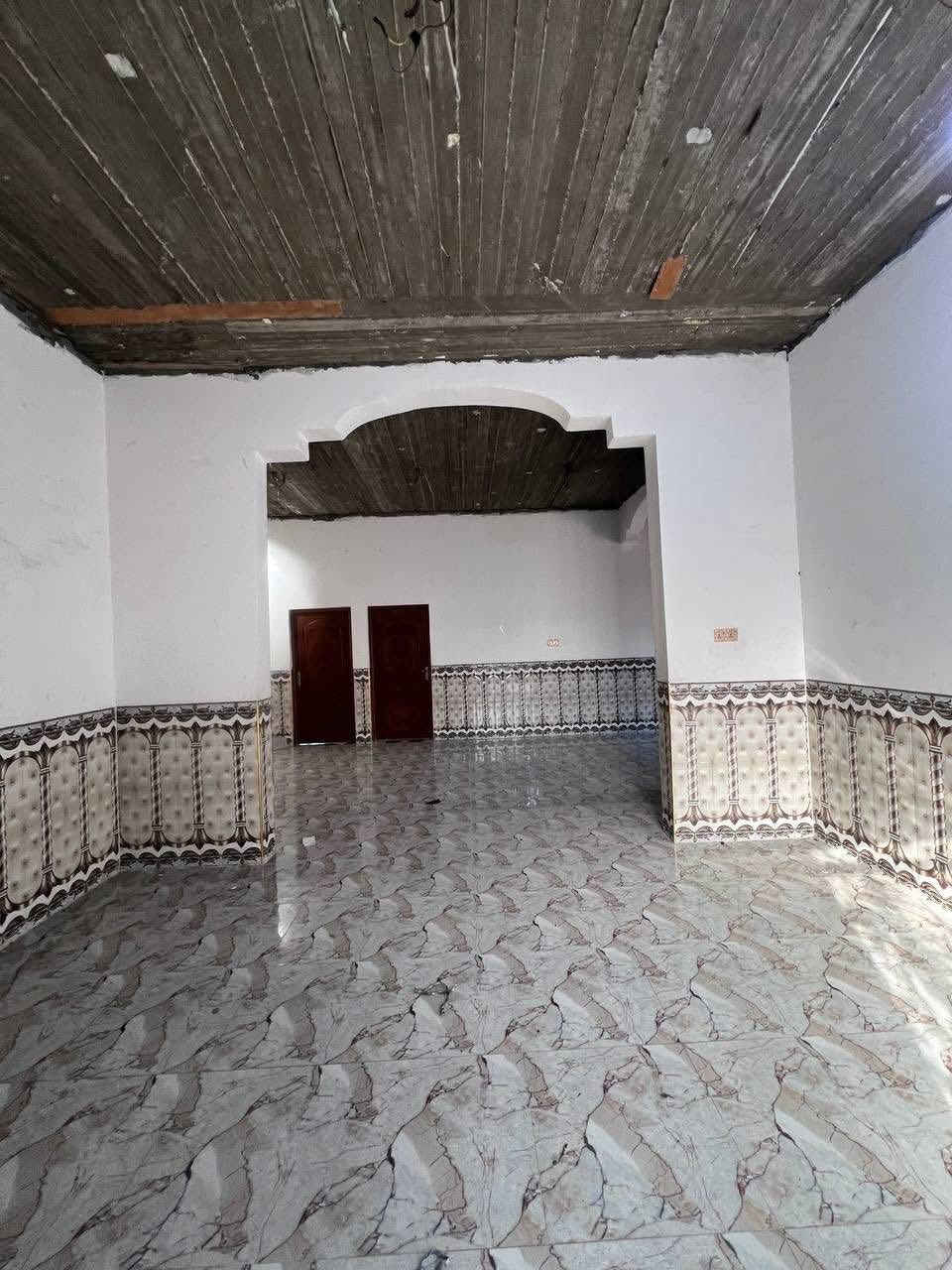 هذا البيت يمتاز بمساحة 600م
مساحة البناء :: 300م
وقف سني مسجل اصولي #سنوياً 100الف
إبي الخصيب - باب طويل - شارع سيد عوده
#السعر :: 80مليون قابل للتفاوض.
واجهة البيت شارع تبليط 10م والخلف نهر واسع ونضيف
#يحتوي :: كراج واسع مع حديقة مع منور محيط البيت 
مدخل كلدور ومدخل مطبخ إضافة إلى صالة واسعة جداً
موزع الغرف معزول عن الصالة / مع غرفتين منام .
صحيات داخلية وخارجية / اساس وسقف كونكريت .
#للأستفسار :: ***********
