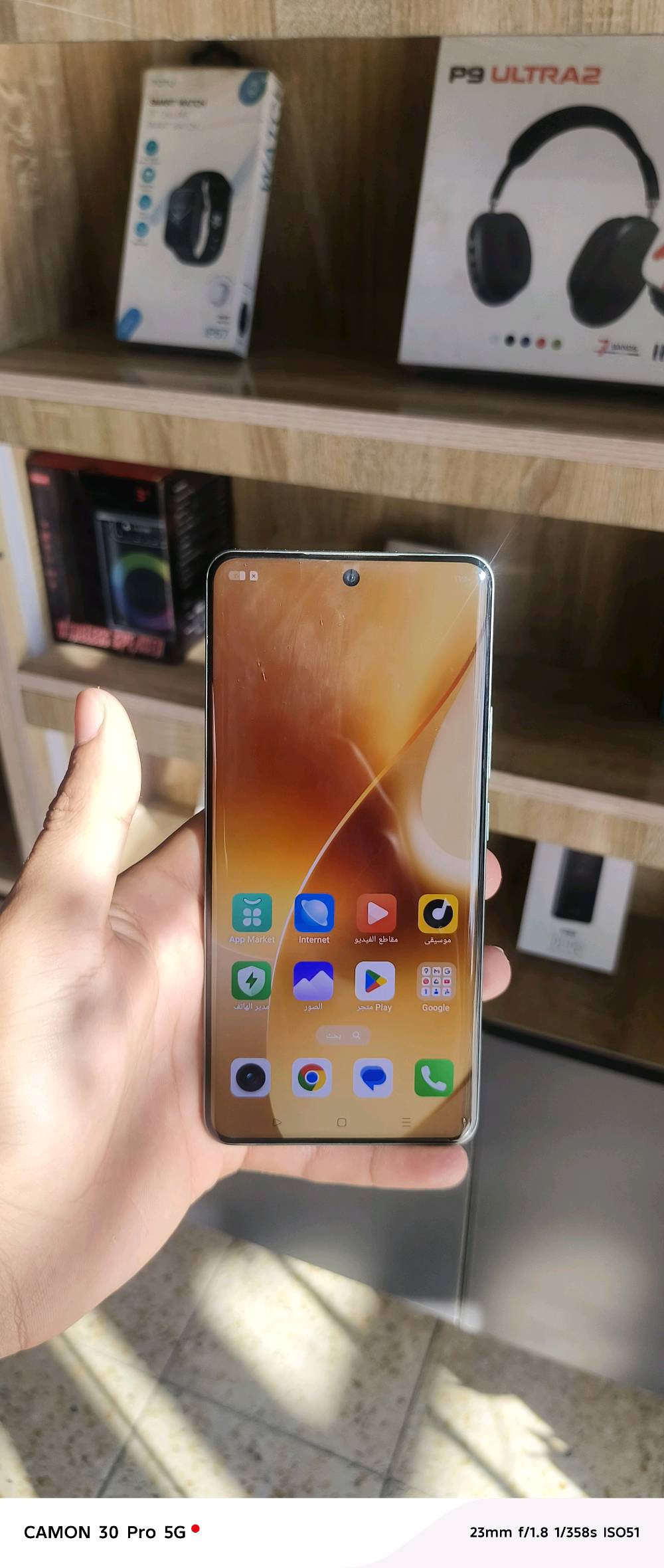 ريلمي 15 برو للبيع الجهاز مثل ما كدامك نضيف مكفول ذاكرة نص تيرا لون يفلش وسعره هم يفلش السعر 450 وياه شاحنه فقط الرقم *********** السعر قفل الجهاز رهيب 
المعالج: Snapdragon 7 Gen 4 بدقة تصنيع 4 نانومتر. �
Realme +1
الشاشة: AMOLED مقاس 6.8 بوصة، دقة 1.5K، ومعدل تحديث 144 هرتز. �
Realme +1
الكاميرات:
خلفية: 50MP رئيسية + 50MP واسعة جدًا.
أمامية: 50MP.
يدعم تصوير 4K بمعدل 60 إطارًا/ثانية بالكاميرا الأمامية والخلفية. �
Realme +1
البطارية: 7000mAh مع شحن سريع 80 واط. �
Realme +1
الذاكرة: حتى 12GB RAM و512GB تخزين (حسب النسخة). �
Realme +1
مقاومة الماء والغبار: IP68/IP69. �
GadgetMatch