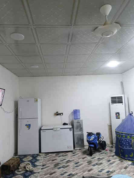 بيت للبيع 200متر جميع الخدمات بل فدرء شارع المدارس بناء حديث غرف 2ديوانيه صاله مطبخ صحيات السعر37 رقمي *********** البيت تجاوز
