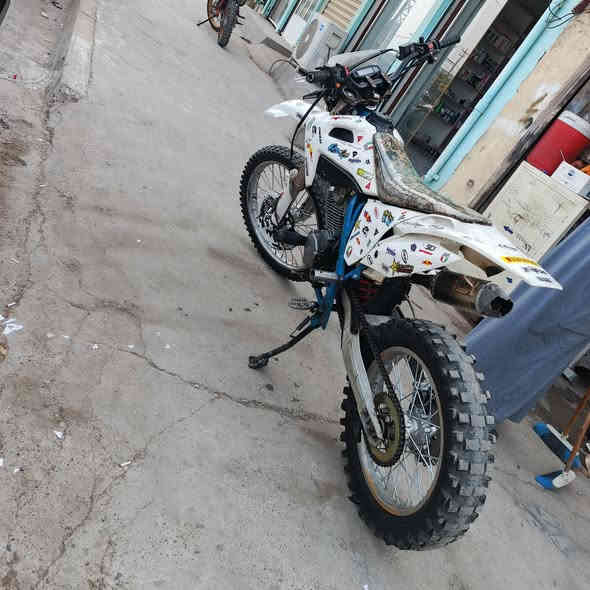 دراجه قفاز سي ار اكس موديل 23درجه حلوه ونضيفه مكينه ما مفتوحه شلعه ومعدل مكينه300 ديالى بلدروز السعر725رقم ***********
