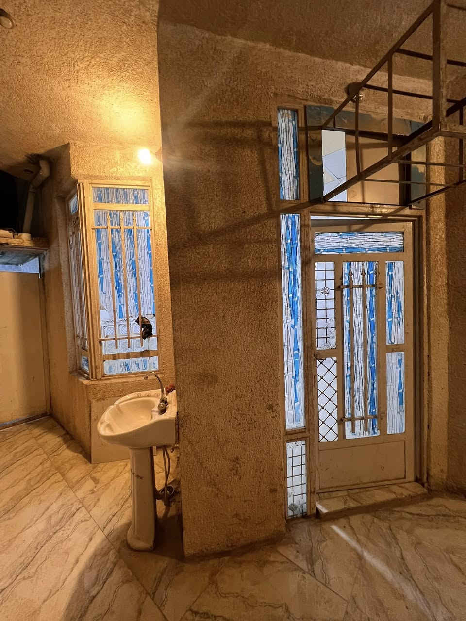 دار للايجار في حي الجبيرية الثالثة المساحة 125 غرفه نوم وصاله واستقبال ومطبخ  وباقي التفاصيل موضحه ويوجد محل مدمج مع الدار اجار الدار 250 وبي مجال اما المحل اجاره وحد للتواصل ***********
