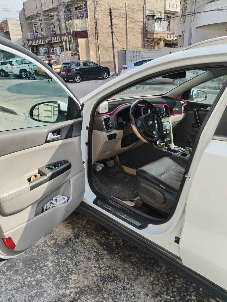 السلام عليكم ورحمة الله وبركاته للبيع سبورتج خليجي ٢٠١٧ رقم بغداد انكليزي على وضع الشركه جاهزه من كل التفاصيل اي نقص مابيها لاصبغ ولابارد ماشيه ٩٣٠٠٠ كلش جديده السياره السعر ١٧٤ ورقه وبيها مجال مكان السياره بغداد الرصافه الشعب قرب المحكمه للاستفسار *********** والسلام عليكم ورحمة الله وبركاته
