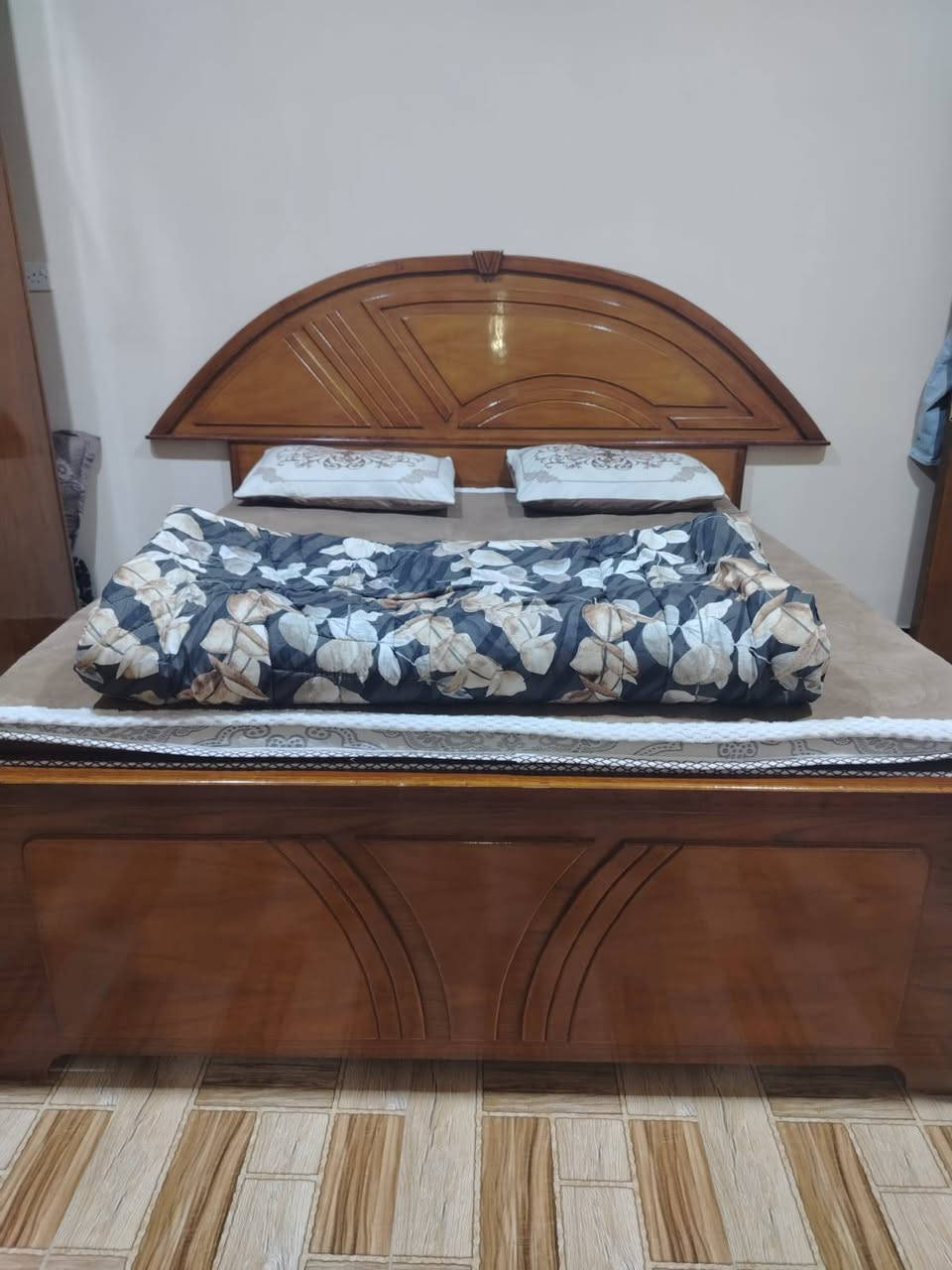 السلام عليكم غرفه نوم للبيع خشب صاج
ناجرهه 3 ملاين ونص 
رايدهه بمليونين 
وبيهه مجال قليل 
مكاني البصره 
للتواصل وتساب 
***********
