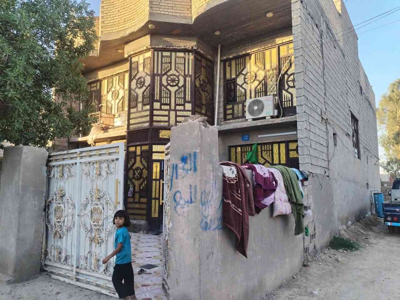 السلام عليكم بيت اللبيع المكان دوانم خلف اسواق المدينه مساحة البيت 220 متر يحتوي عله غرفتين نوم 5 ×4 استقبال 7 ×4 الصاله 9 ×4 مطبخ 6×5 القاط ثاني يحتوي عله 4 غرف الستفسار عله رقم وخاص هم متواجد

***********
