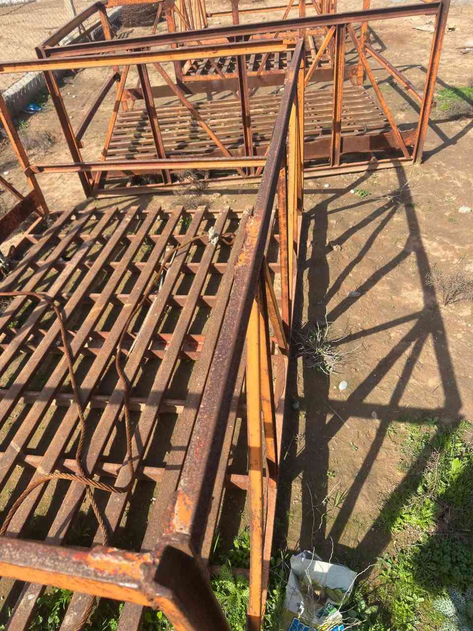 السلام عليكم 
اقفاص قناني  للبيع
***********
