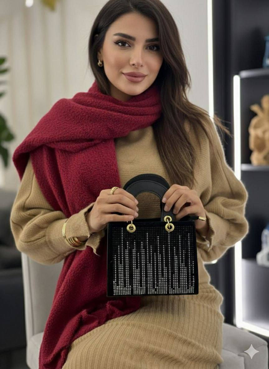 لكل من تبحث عن قطعة تكمل أناقتها وتخطف الأنظار، وفرنا لكم هذه الحقيبة المخملية الراقية المرصعة بحبيبات الستراس اللامعة. تصميم يجمع بين الكلاسيكية والعصرية، مثالية للمناسبات ولإضافة لمسة ملكية على إطلالتك.
تفاصيل المنتج:
💎 الخامة: مخمل فاخر مع ترصيع يدوي متقن.
📏 الحجم: عملي ومناسب لحمل أساسياتك بأناقة.
👜 اليد: تصميم مريح ومتين بلون أسود متناسق.
السعر المفاجأة: 5,000 دينار فقط! 💥
(نعم، السعر حقيقي والكمية محدودة جداً!)
طريقة الحجز:
للحجز والاستفسار، يرجى مراسلة الصفحة مباشرة عبر الخاص 📥
أو ترك تعليق بكلمة "تم" وسنقوم بالتواصل معكِ فوراً.
خدمة التوصيل:
🚗 متوفر توصيل سريع لكافة محافظات العراق.
أزياء أوزليم.. حيث تلتقي الأناقة بالأسعار الخيالية! 🎀


**إذا كنت صاحب هذا الإعلان وتريد حذفه لأي سبب، رجاءا أرسل رسالة إلى الدعم الفني**