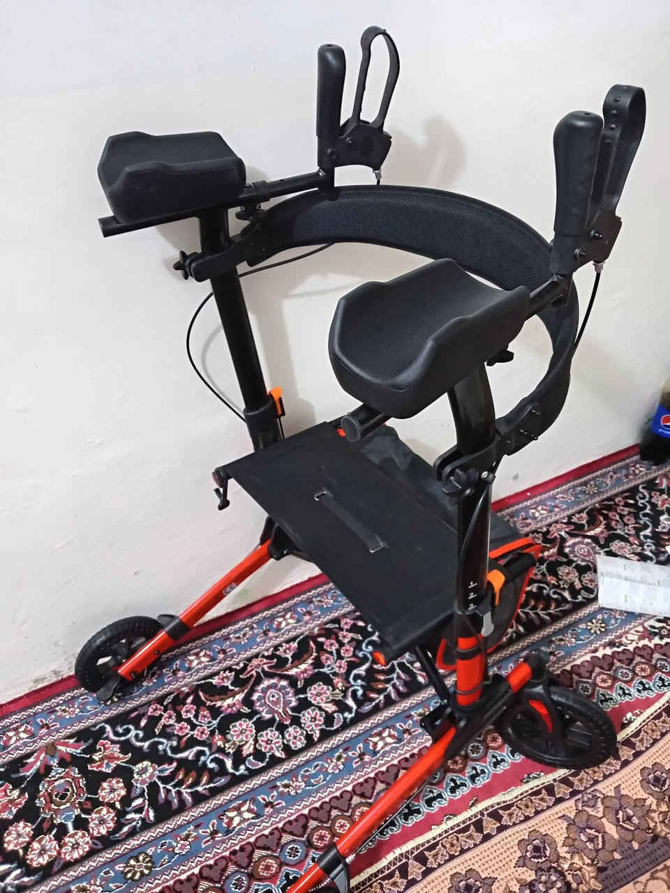 متاح
تُظهر الصورة مشاية رولاتور ، وهي وسيلة مساعدة على الحركة مصممة لدعم كبار السن وذوي الاحتياجات الخاصة. يتميز هذا الموديل تحديداً بكونه مشاية عمودية وتوفر دعماً إضافياً للساعدين، مما يساعد المستخدم على المشي بوضعية مستقيمة وتقليل الضغط على الظهر والمفاصل. 
أبرز المميزات والمواصفات:
مقابض ومساند ساعد قابلة للتعديل: تتيح ضبط الارتفاع ليتناسب مع طول المستخدم، مع مساند مبطنة للراحة أثناء المشي.
مقعد مريح مع مسند ظهر: يتضمن مقعداً للجلوس والراحة عند الحاجة، مع حزام عريض يدعم الظهر.
نظام فرامل مزدوج: مقابض الفرامل تتيح التحكم بالسرعة أثناء المشي أو قفل العجلات تماماً عند الجلوس لضمان الأمان.
تصميم قابل للطي: يمكن طي المشاية بسهولة لتوفير المساحة عند التخزين أو لنقلها في السيارة.
مساحة تخزين: تأتي عادةً مع حقيبة أو سلة تحت المقعد لحمل الأغراض الشخصية أو المشتريات.
عجلات كبيرة: مزودة بأربع عجلات قوية تجعلها مناسبة للاستخدام في الأماكن المغلقة والمفتوحة وعلى تضاريس مختلفة.


**إذا كنت صاحب هذا الإعلان وتريد حذفه لأي سبب، رجاءا أرسل رسالة إلى الدعم الفني**