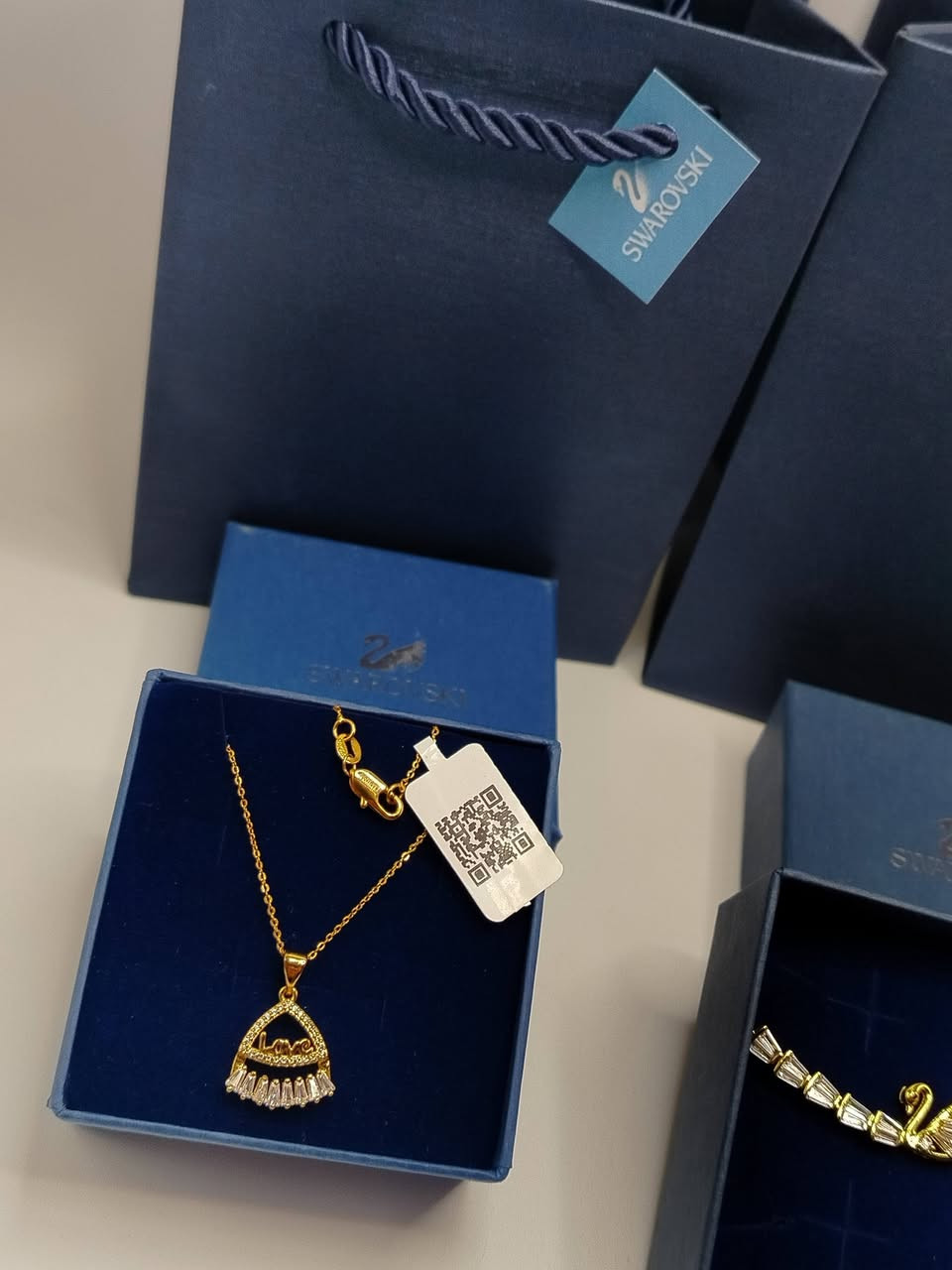 كلادة وسوار ماركة سوارة فسكي مختم طلاء مع الملحقات يوجد توصيل


**إذا كنت صاحب هذا الإعلان وتريد حذفه لأي سبب، رجاءا أرسل رسالة إلى الدعم الفني**