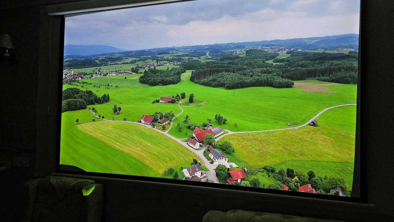 ما هي أهم ميزات Formovie Cinema Edge؟
يتميز Formovie Cinema Edge بعدة ميزات رئيسية:

1. دقة 4K UHD (3840 × 2160) التي توفر جودة صورة عالية وواضحة.
2. خاصية Ultra Short Throw التي تتيح عرض صورة كبيرة من مسافة قصيرة.
3. شاشة كبيرة تصل إلى 150 بوصة.
4. نظام صوتي قوي بقوة 30 واط مع تقنيات Dolby Audio وDTS HD.
5. نظام تشغيل Android TV الذي يوفر الوصول إلى آلاف التطبيقات مثل Hulu وHBO Max.
6. اتصال لاسلكي عبر Wi-Fi وBluetooth، بالإضافة إلى منافذ HDMI وUSB.


**إذا كنت صاحب هذا الإعلان وتريد حذفه لأي سبب، رجاءا أرسل رسالة إلى الدعم الفني**