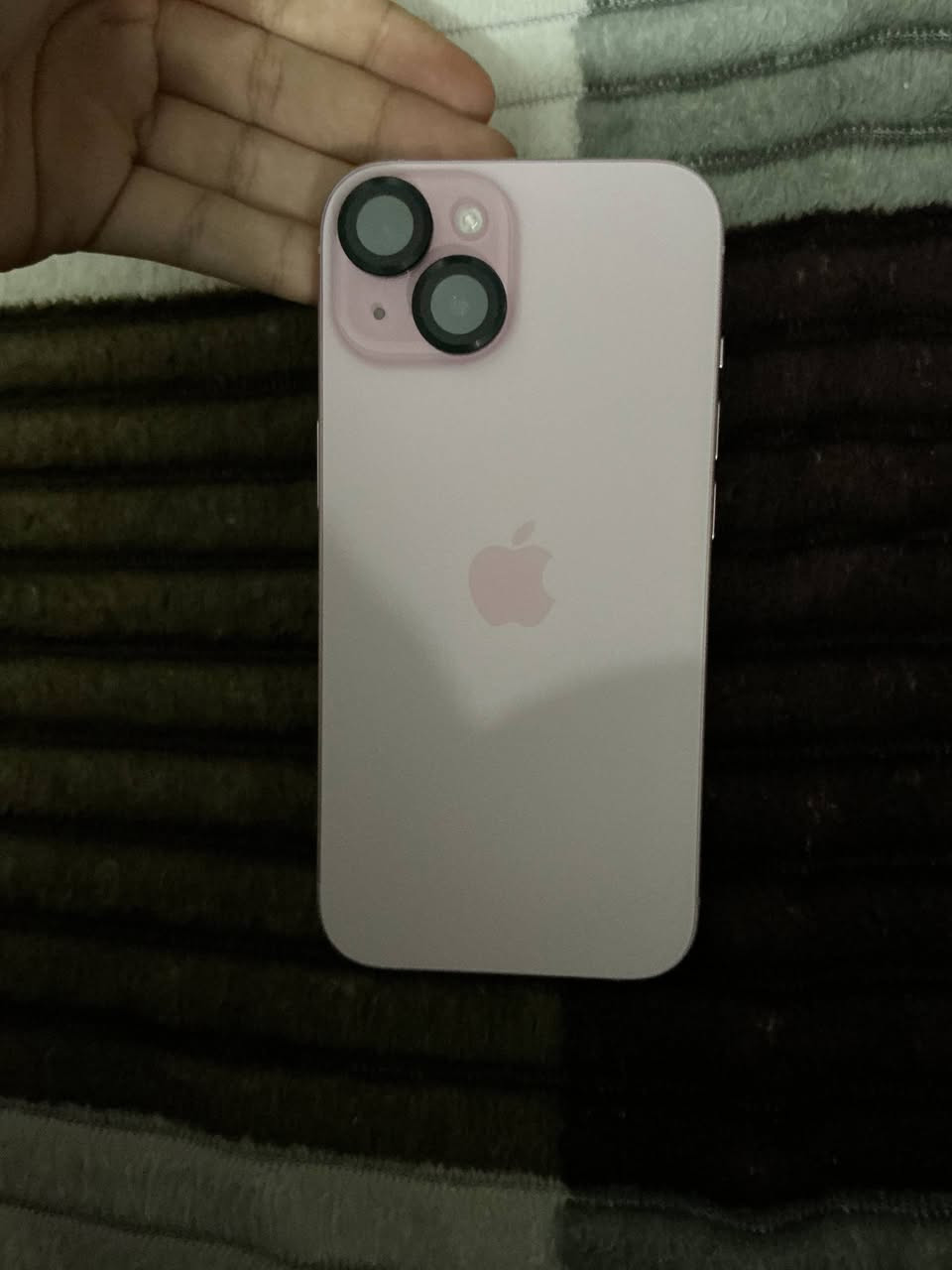 ايفون 15 عادي شرق اوسط ذاكرة 128 جهاز بلادي ما مفتوح وكع وحتركت شاشة موضح بالصور يلمس وكلشي مابي يرادله شاشه غراضه كامله كارتون وكيبل قيم باليرضي الله وتعال اخذه بغداد الزعفرانية ***********
