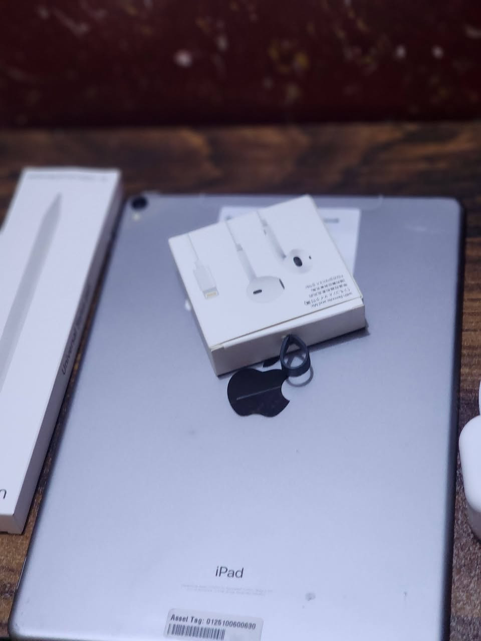 ايباد برو 10.5 جهاز نضيف مكفول ذاكرتة64 اربع سماعات استريو ،شاشتة 120هرتز سريع وسلس وياه سماعات وشاحنة وقلم تايبسي ولاسق شاشة 225الف نهايتة ***********
