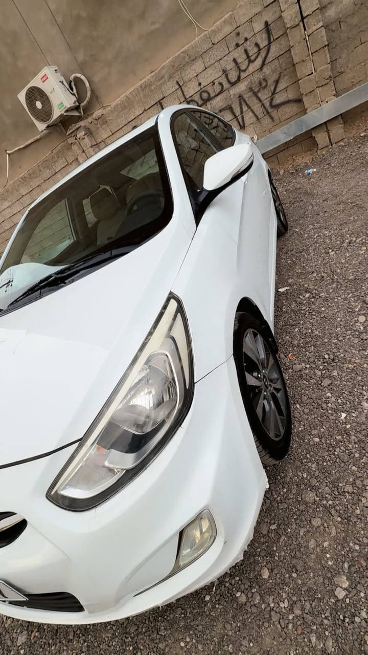 للبيع  
 • الموديل: Hyundai Accent 2016
 • الوارد: خليجي
 • اللون: أبيض
 • ناقل الحركة: أوتوماتيك 4 سرعات
 • نوع المحرك: 4 سلندر
 • سعة المحرك: 1.4 لتر أو 1.6 لتر
 • قوة المحرك: تقريباً 100 – 123 حصان
 • نظام الدفع: أمامي (FWD)
 • صرفية الوقود: اقتصادية تقريباً 16–18 كم/لتر

✨ المواصفات الخارجية
 • فتحة سقف (سحب)
 • مرايا جانبية كهربائية
 • إشارات على المرايا 

🛋 المواصفات الداخلية 
 • مقاعد قماش بيج
 • مقود متعدد الاستخدامات (تحكم بالصوت)
 • شاشة وسطية
 • نظام بلوتوث
 • مدخل USB و AUX
 • تحكم يدوي بالتكييف
 • قير أوتوماتيك
 • وسائد هوائية أمامية
 • نظام ABS للفرامل

🛡 أنظمة الأمان
 • 2 إيربك أمامي
‏ • ABS
 • توزيع إلكتروني للفرامل EBD
 • نظام مانع تشغيل (Immobilizer)

يوجد بارد على جانب الايمن موضح في الصوره والسونر موجود . السياره حلوه نظيفه 
السعر : 125$ وبي مجال بسيط


**إذا كنت صاحب هذا الإعلان وتريد حذفه لأي سبب، رجاءا أرسل رسالة إلى الدعم الفني**