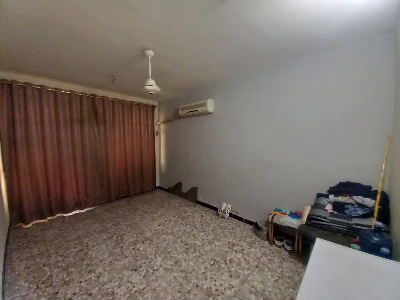 سلام عليكم مرخصة الادمن بيت حي البساتين الظباط مساحة ١٠٠ ٣ نوم صالة حولي حمام تواليت٢ طابو صرف سكني بيت يحتاج لة ترميم ستفسار الاتصال للرقم ***********بي واتساب
