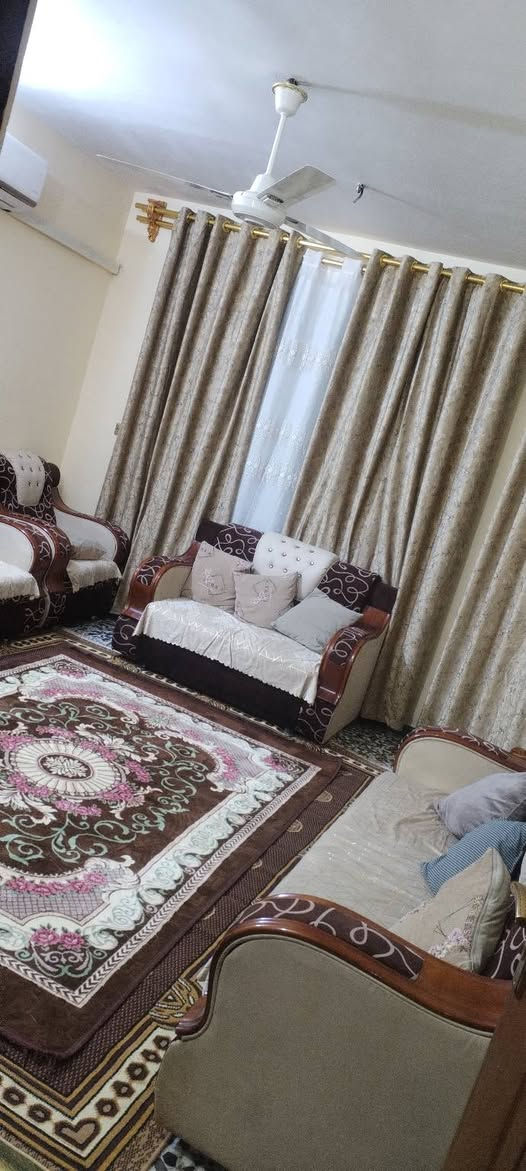 السلام عليكم الدار للبيع او للمراوس
المكان الدورة مقابل شارع ابو طيارة 
شارع نسائم النخيل بالوسط 
زراعي سند 25
من المناطق  المشمولة بقرار التطويب 
نقص الواجهة فقط 
كلشي قريب يمك مخضر اسواق افران 
حتى مستشفى 
المساحة 100 م
الواجهة 7.25 النزال 14 
يحتوي على 4 غرف نوم
مطبخ وحولي واستقبال 
وحمامات عدد 2 وتواليت خارجي 
عرض الشارع 10 م 
الدار بدون دلالية 
العقار باسمنا 
السعر على الخاص 
للاستفسار الاتصال على ***********
