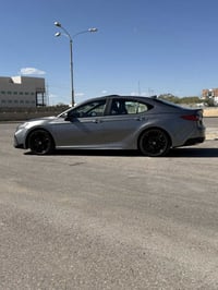 تويوتا كامري هايبرد SE بلس 2025 دخول جديد ماشية 7 الف مواصفات السيارة ...