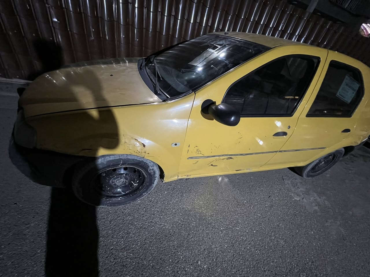 سلام عليكم رينو موديل ٢٠٠٩ اني من بغداد اجيت بيهه بل مطره ودخلت بطينه وعصت زيرت عليهه الكير كام مينمر. ابيع عله وضعهه مكينه  صافيه كلشي مبيهه. سعر ٢٥وبيهه مجال.  
***********
