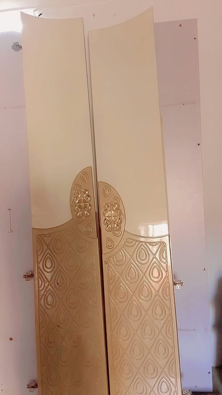 سلام عليكم مكلف ب. النشر 

غرفه تركي درجه اولى كامله من كل النواحي 
كنتور 6 ابواب معه كنتور ؛ وجربايه وميز تواليت وميز بلازمه وزاويه و2ميوزه اصغار كامله من كل النواحي وجديده كلش. مستخدمه شي بسيط السعر 300.   رقم صاحب الغرفه 0770 944 3359‬
