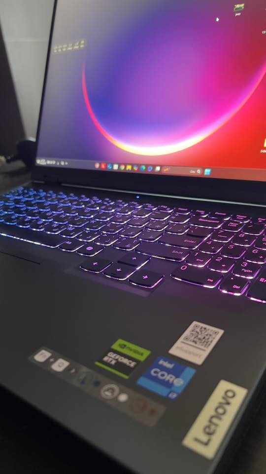 للبيع Lenovo Pro 5 

لابتوب معروف من اقوى الأجهزة بالسوق للكيمنك والشغل.
نظيف جدا واستخدام قليل ملحقاته كاملة (كارتونة وشاحنة الأصلية مع ماوس وكيبورد)

معالج Intel® Core™ i7-14650HX جيل 14 HX
كرت شاشة  NVIDA GEFORCE RTX 4060 
مضمن ويا كل تقنيات نيفيدا للذكاء الاصطناعي مثل DLSS و Reflex
شاشة 16 انش QHD 2K Plus تجي 240 Hz هرتز

رام DDR5 (16)
SSS 1 TB
منظومة التبريد: Coldfront 5.0  هجينة مدمج وياها ذكاء اصطناعي 
الجهاز جديد  كلش وبدون اي خدوش
السعر مليون و800 الف 
مكاني كربلاء
***********
