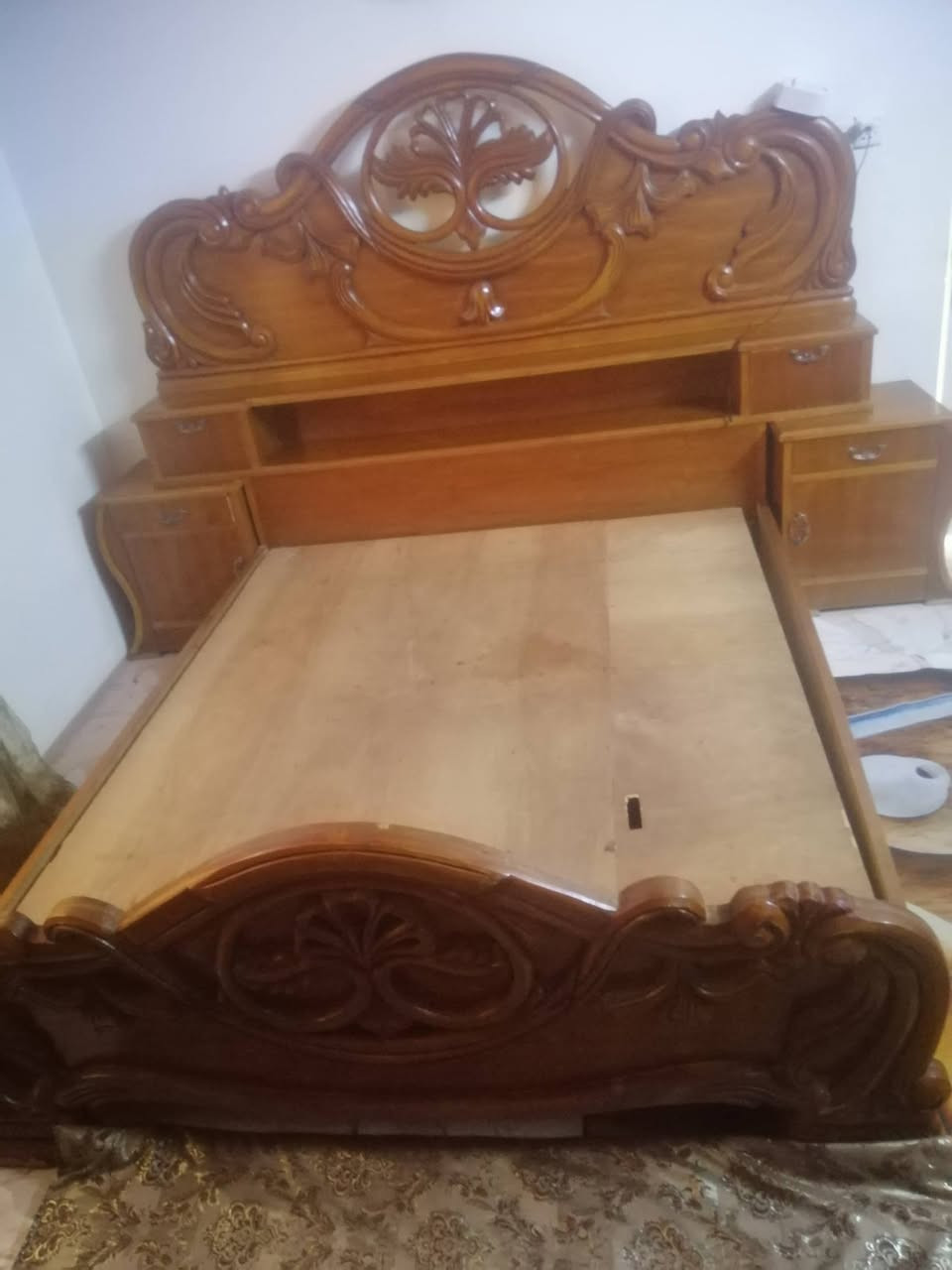 السلام عليكم. 
تخت وميز مراية وزاوية 
شغل درجة اولي ونظيف 
السعر 300الف قفل  
للتواصل الاتصال علي الرقم
*********** واتساب ايضا
