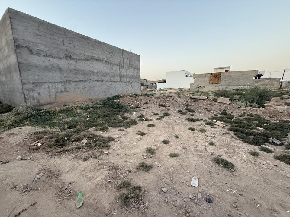 قطعة ارض للبيع المكان حي الشرطة خلف بيت شعبان 
المساحة 200 متر واجهة 10 متر نزال 20 متر موجودة كل الخدمات تبعد عن التبليط 20 متر السعر 24 مليون وبيها مجال للاستفسار الاتصال ***********
