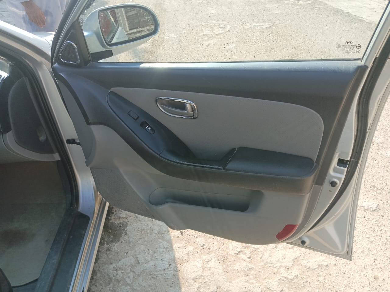 ألنترا 2009
وارد امريكي 
رقم بغداد تحويل ثاني يوم بأسمنه
محرك 2000
كير ومحرك مكفول
صدر  نضيف جدا
سيارة جاهزة 
ترايك للبصرة 
السيارة مثل ما بالصورة بيهه مناطق جراد
السعر 100
*********** 
دفتر
