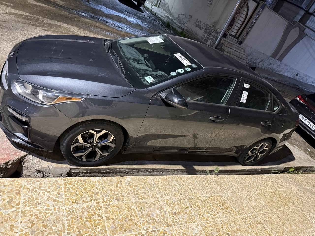 كيا قورتي 2021 السياره كلين بدون صبغ بدون تعديل بارد ضررها دعاميات وغصعتين بتريشه الصندوك السعر 155 رقم دولي وهزه جديده السياره بأسمي ***********
