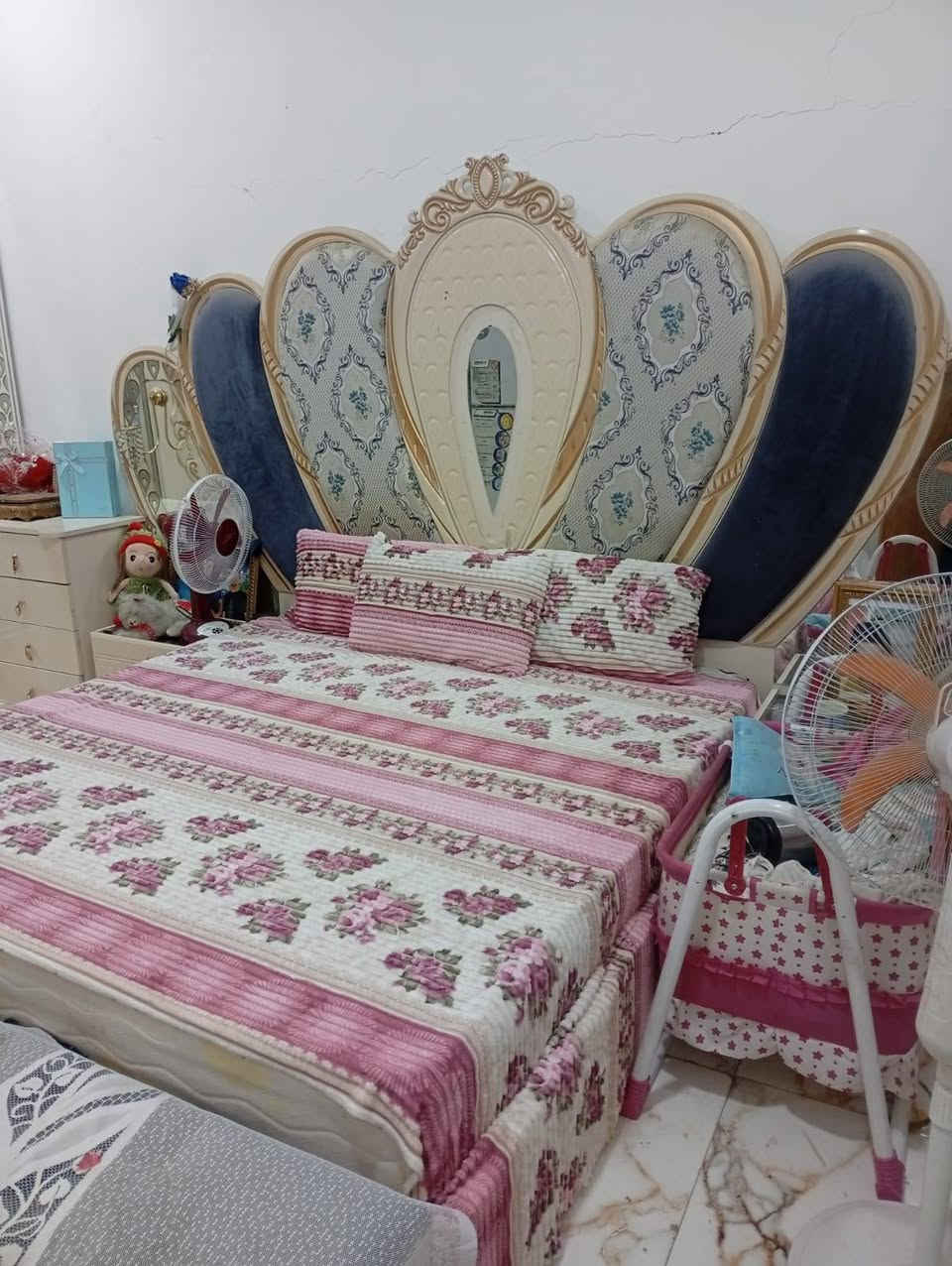 سلام عليكم اخوان عندي غرفة اخشاب تركي نضيفة مامستعلمة اهواي العنوان سوق الشيوخ قرب سيطرة ام العباس الاستفسار عن السعر واتساب ***********
