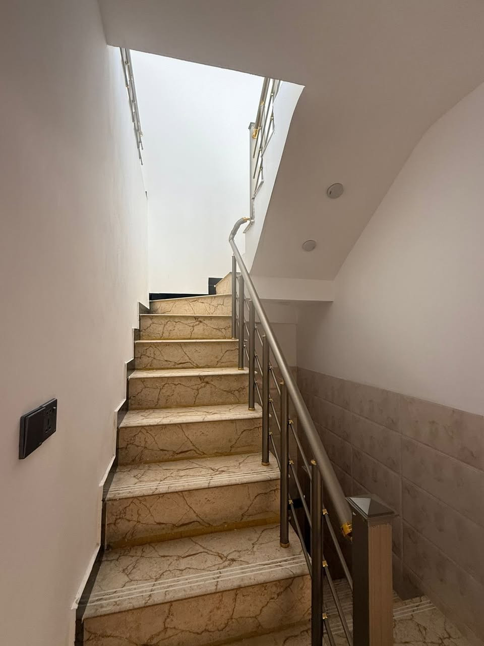 بيت للايجار درجه اولى جاهز طابقين ٢ نوم *********** داخل مجمع بدايه هور رجب ايجاره٤٠٠
مطلوب عائله صغيره فقط
