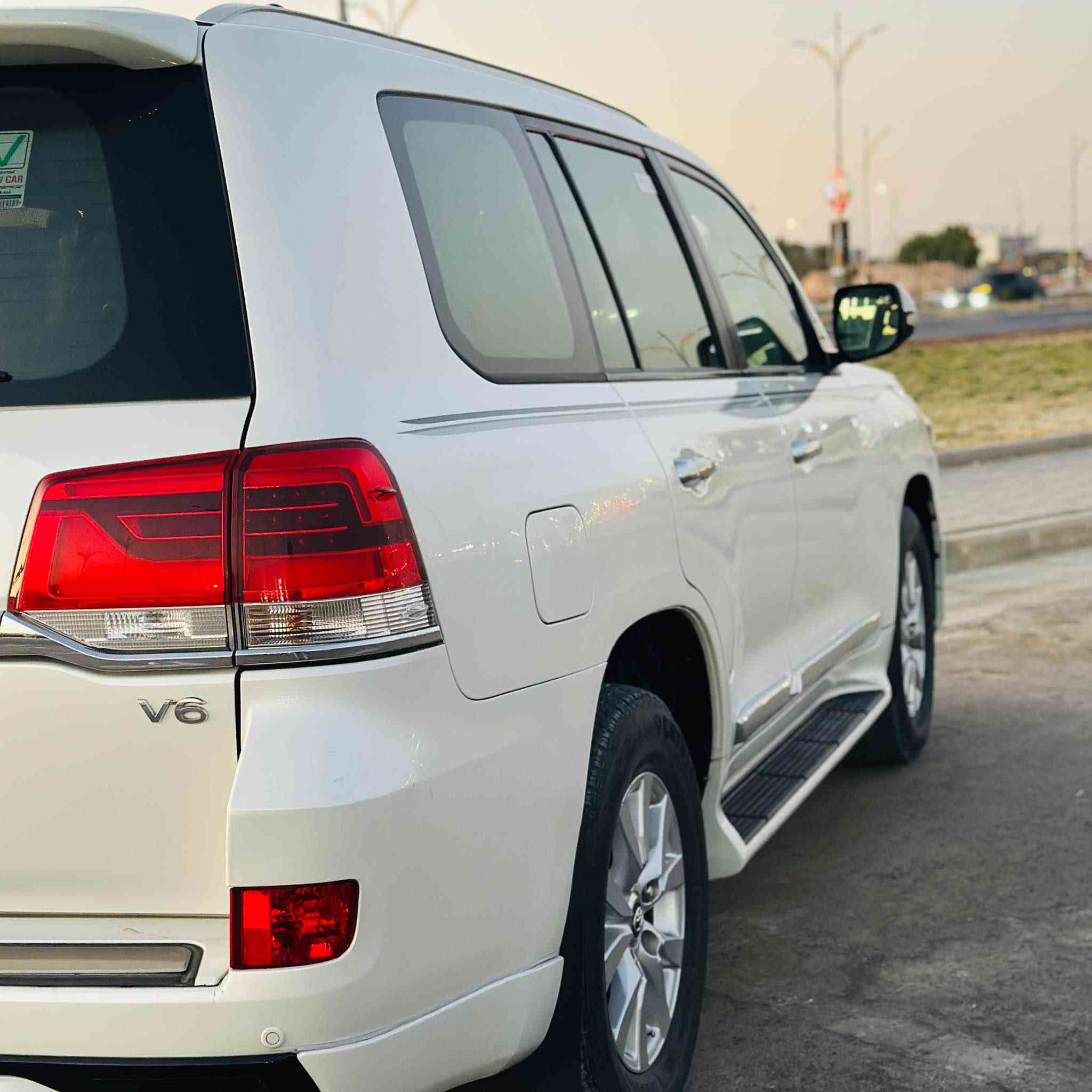 لاندكروز 2017  GX.R وايت اديشن فول مواصفات السياره كفاله عامه 
ماشيه 96 رقم بغداد ب اسمي 
*********** كربلاء, العراق
