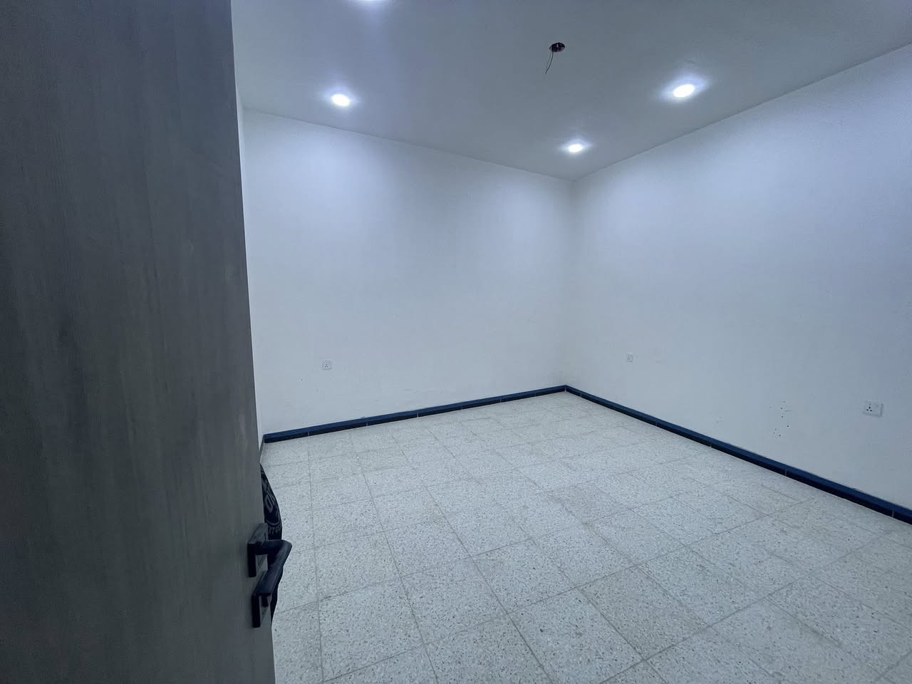 شقق للايجار معزولة في منطقة الاعظمية  شارع قاسم ابو الكص طابق اول وثاني مساحة 100 متر غرفتين وصالة ومطبخ معزولات وخدمات زيرو غير مسكونة
للاستفسار التواصل ع الخاص او الاتصال ع الرقم *********** واتس اب
الايجار للعوائل فقط
