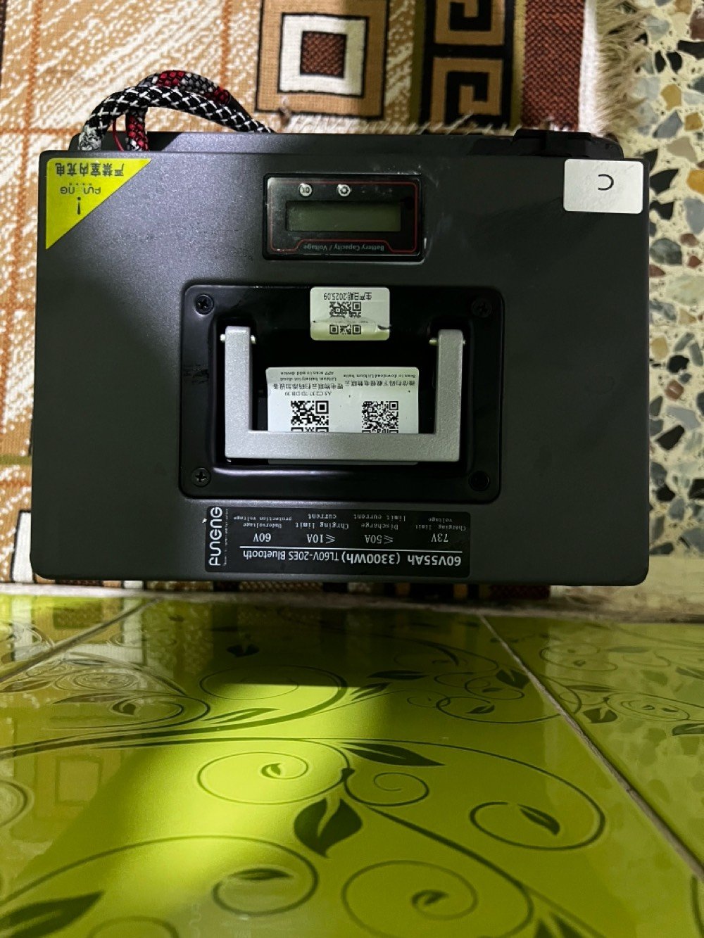  دراجه كهرباء (شحن) 
ملف 3000
بطاريه ليثيوم 
بعدها بالضمان 
الشكل دور جوز تلكه نفسه 
نظافه 
مشتني 70 كيلو و ما طفت و اكثر من مره عن تجربه يعني 
محتاج افلوسها تريد تسأل اي سؤال يخصها اني حاضر تجي تشوف و تتاكد هم و ابحث عن هيج مواصفات و ابحث عن الملف حاطلك صوره للشركه مالته 