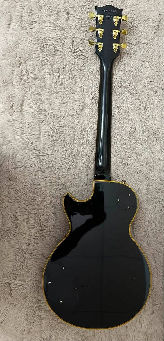 للبيع: جيتار كهربائي Gibson Les Paul Custom (Chibson) 🎸
لعشاق الموسيقى والتميز، جيتار الموديل الشهير Black Beauty بتصميم كلاسيكي رائع وأنيق متوفر الآن للبيع.
 ✨ الموديل: Gibson Les Paul Custom 
 🎨 اللون: أسود لامع مع إكسسوارات وقطع ذهبية فاخرة (Gold Hardware)
 📦 الحالة: جديد تماماً وغير مستخدم (في فوم المصنع الخاص به)
 🎶 الأداء: صوت قوي وممتاز ومناسب جداً لعزف الـ Rock والـ Blues والـ Metal.


**إذا كنت صاحب هذا الإعلان وتريد حذفه لأي سبب، رجاءا أرسل رسالة إلى الدعم الفني**