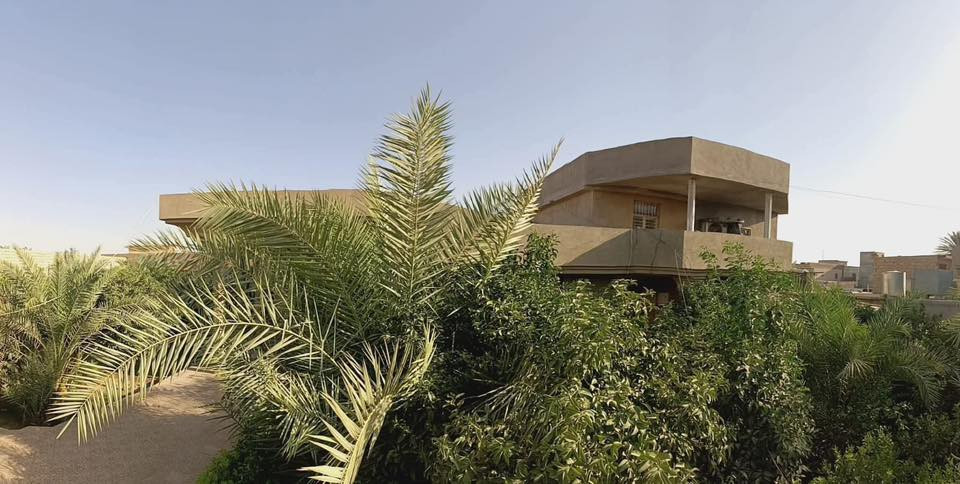 دار للبيع في بيجي الحي العصري
قرية العيث قرب جامع الربيع
بي معاملة طابو  
الواجهة 30متر المساحة مع الحديقه والبستان 750 تقريباً
يحتوي على ثلاث غرف نوم واستقبال وهول وصاله 
ومطبخ داخلي وخارجي  وصحيات داخليه وخارجيه
يحتوي على بستان وحديقه ومولد لستر 15امبير
للأستفسار خاص
 أو الاتصال ***********
