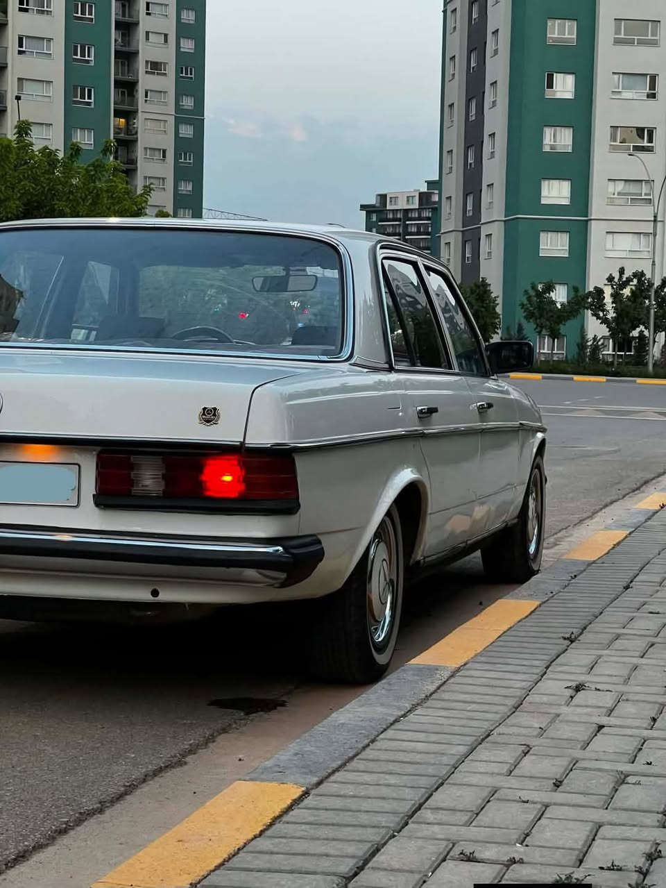 🚨🔥 مارسيدس ١٩٨١… كلاسيك ما تنكسر 🔥🚨
Mercedes-Benz 1981

💥 كلاسيك أصيل – قوة + أناقة زمانية 😈💥
الموديل: ١٩٨١
المحرك: كير بط ٣٠٠٠ 💪
الحالة: نظيفة وجاهزة 🔥

━━━━━━━━━━━━━━━
🔥 الحالة:
بدون زرب أو خياس ✅
تبريد شغل ❄️
سنوية جديدة لنهاية ٢٠٢٩ 📋
خرفة بيلادية 🏠

━━━━━━━━━━━━━━━
🚀 المواصفات:
محرك كير بط ٣٠٠٠ 🔧
تبريد ممتاز ❄️
سنوية سارية ✅
كلاسيك أصيل ما يجي منه 😈

━━━━━━━━━━━━━━━
🔥 سيارة كلاسيك + شكل ما مثله
🔥 جاهزة بدون صرف

━━━━━━━━━━━━━━━
💰 السعر؟

اكتب (مارسيدس) بالكومنت 📩
ويصلك السعر مباشرة على الخاص 🔥

━━━━━━━━━━━━━━━
🚨 عندك سيارة للبيع؟ 🚗
أرسل الصور والتفاصيل، وسنقوم بعرضها على صفحتنا مجاناً 🔥

━━━━━━━━━━━━━━━
📞 ***********
