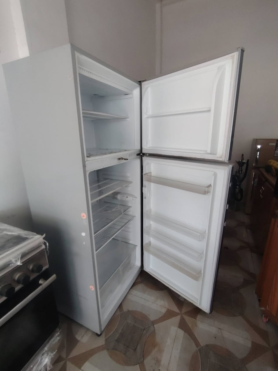 *********** ابو مراد الجواري واتساب 
*********** ابو رائد الجواري واتساب 
ثلاجه للبيع ثلاجه درجه اولى نوعيه اوكيا ثلاجه شرط نظافه فول نظافه 100% سعر 350 وبي مجال شرط مع ضمان اسبوع شرط وضع شركه عنوان موصل حي الانتصار شارع 60 معرض ابو رائد الطائي
