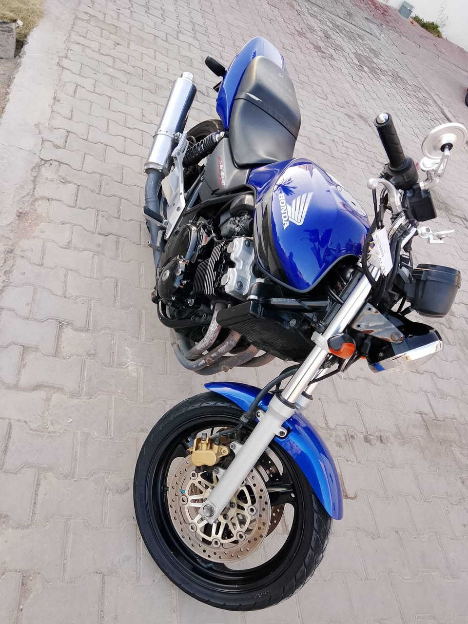 سلام عليكم  
CB400 
جيل  ثاني
 نازله من معرض تميم التميمي 
قبل ٣ اشهر  كفاله عامه 
بعدهه عله وضع شركه متصرف عليها لو ربع
  سويجات ثنين
 الرقم  ***********
 سعر 13 ونص  عنوان رمادي تاميم
