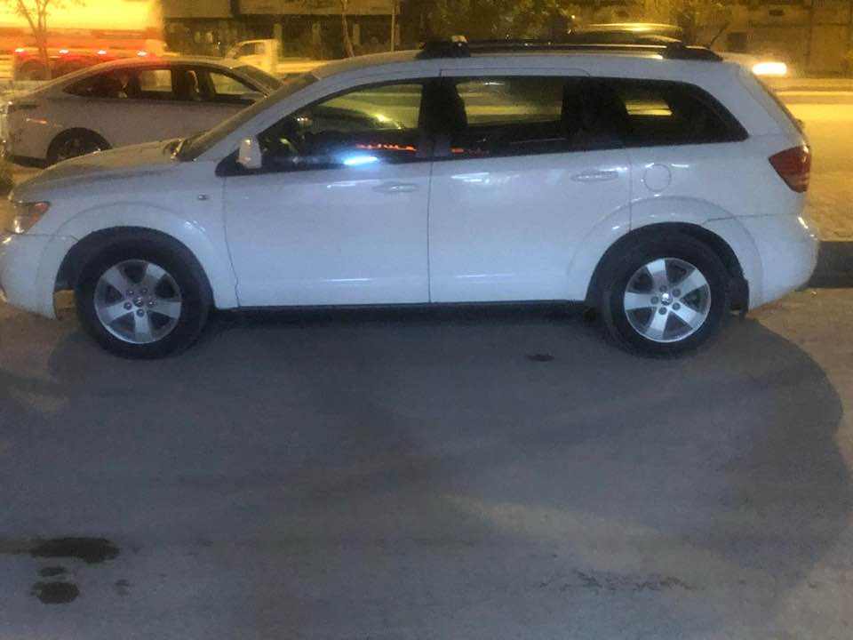 دوج جورني ٢٠١٠ رقم اربيل دولي تحويل مباشر 
السيارة ٧ سبعة راكب ثلاث قطع تبريد 
السيارة بدون صبغ فقط تبديل بونيد نفس اللون
السيارة محرك ٦ سلندر ٣٥٠٠ 
السعر ١١٠ $ قابل للتفاوض 
الاستفسار الاتصال على الرقم ***********
مكان السيارة ديالى بعقوبة حي المعلمين
