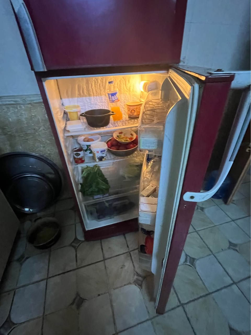 ثلاجه كبيره الحجم نضيفه جدا تجميد فول فوك وجوه وعلى الفحص سعرها 250 وبيه مجال المكان نهايه الشعله منطقه الدهله *********** بغداد, العراق
