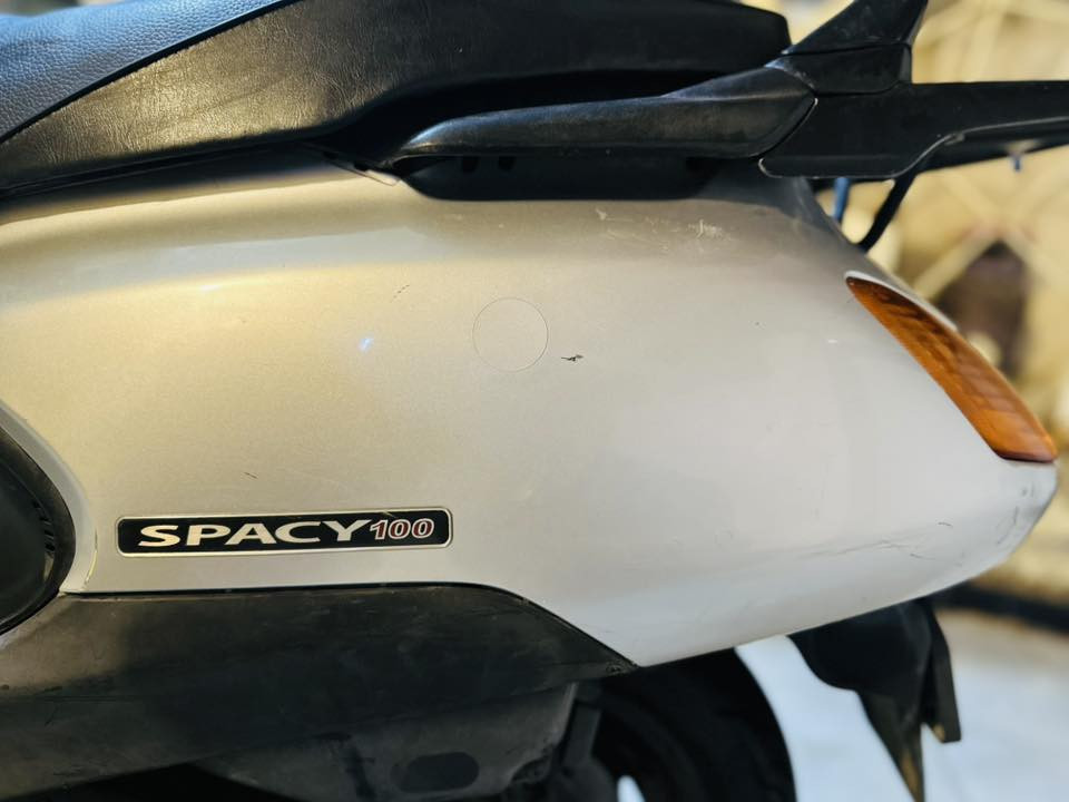 سلام عليكم سبيسي للبيع كفرات اصليه بس الامامي تجاري  سوادات اصليه تايرات جدد كهربائيات شغاله مكينه ناعمه كلش خرسه قفل جنطه وستيرن سعرها 800 بيه مجال شي بسيط مكاني كوت انوار الصدر للاتصال ***********
