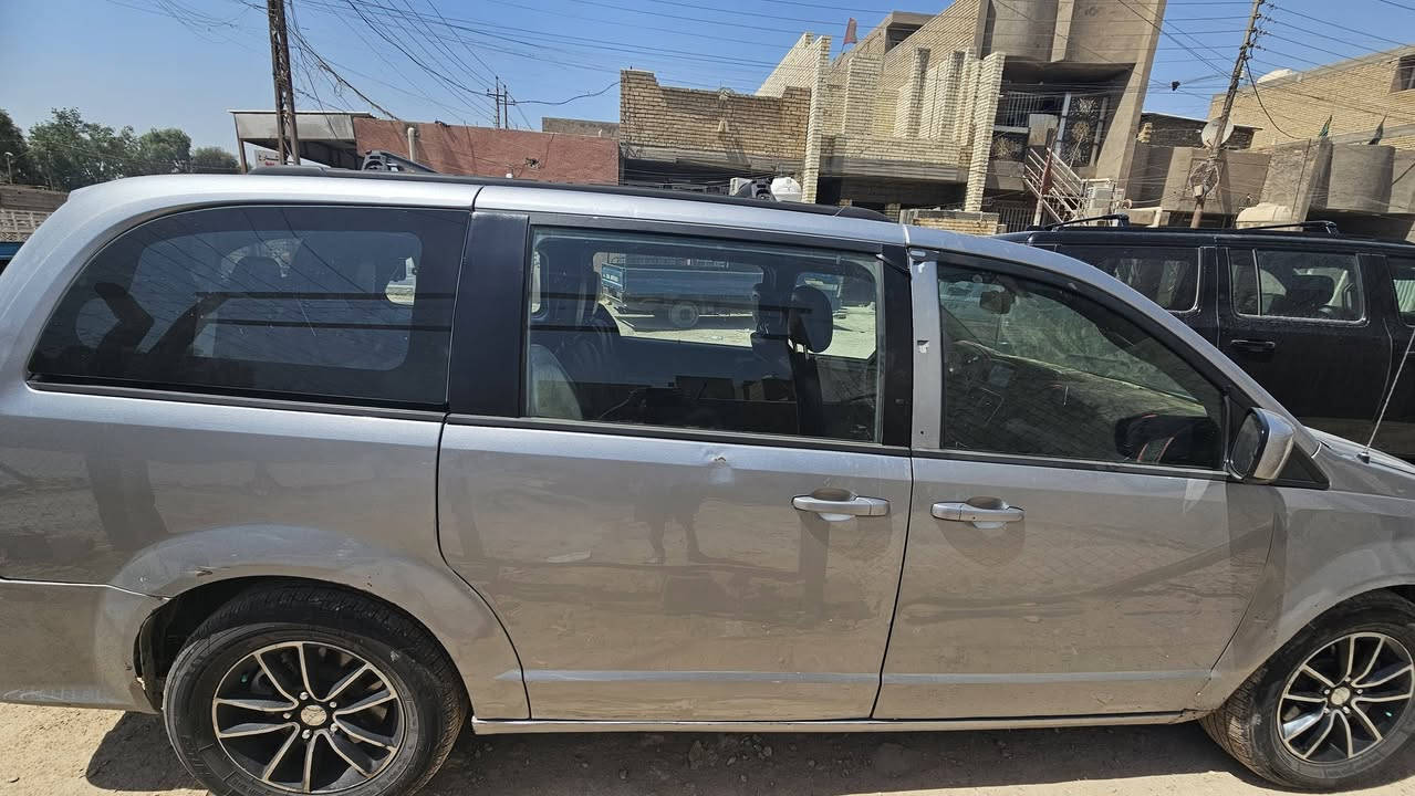 دوج كرفان GT
موديل 2018
كامل مواصفات 
حادث جاملغ وبنيد بدون دواخل 
الرقم اربيل
السياره ماشيه 200 كيلو متر حقيقي 
السياره جديده استخدام شخصي
العنوان بغداد  
السعر 165 وبيهه مجال بسيط 
للأستفسار/***********

