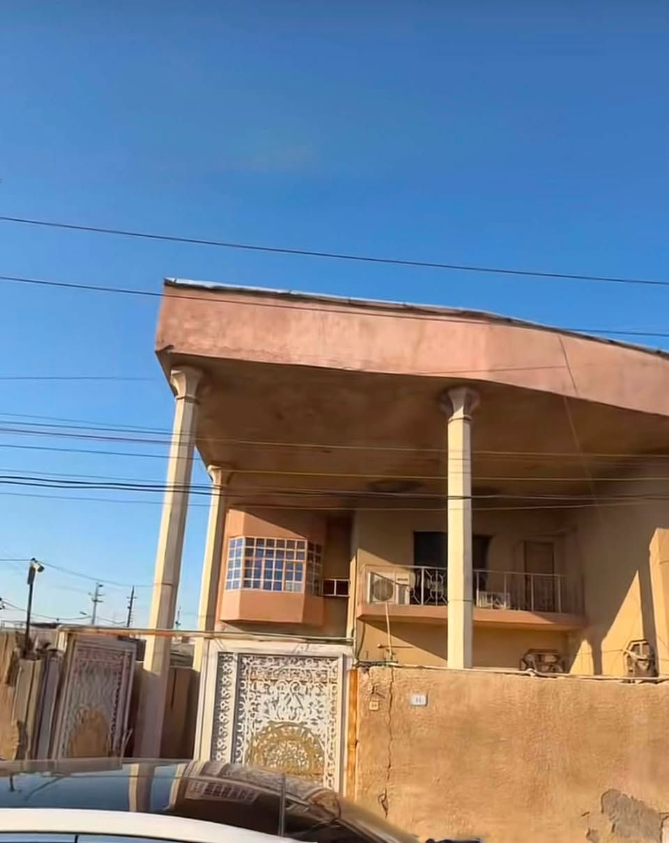 بيت في البصره حي المهندسين موقع مميز قريب على شارع الزبير بصف الركن واجهه 15 ونزال 20 ونص مساحه 308 متر ( يصلح للسكن و يصلح للاستثمار ) طابقين كراج جدا كبير في الطابق الأرضي يتضمن صحيات خارجيه وغرفتين و حمام و مطبخ و صاله و ديوان جبير جدا 10×4 الطابق الثاني بي 4 غرف كبار  وصاله وصحيات 2 ومخزن كبير السعر 390 وبي مجال***********
